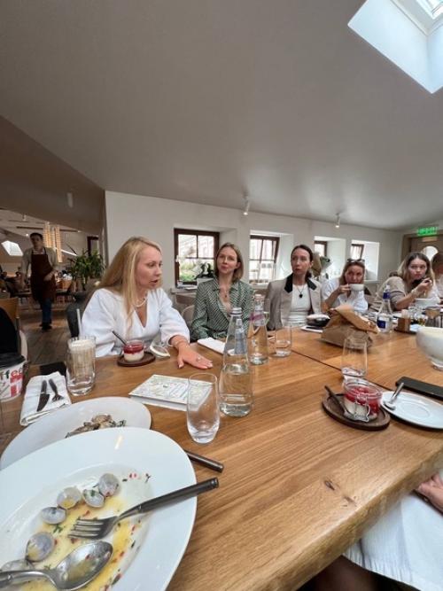 Приехав в Москву, я неожиданно /от того ещё более приятно/ получила подарок -. 01