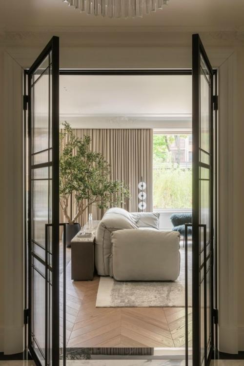 Лепнина, дерево, латунь и мрамор стали основой интерьера квартиры площадью 95 м, выполненной с утончённым французским акцентом. 04