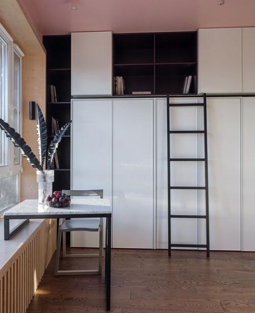 Интерьер квартиры - студии 29 м в Москве с разворотом кухни, спальной нишей и рабочими местами в шкафу. 03