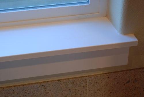 Монтаж подоконника на балконе.