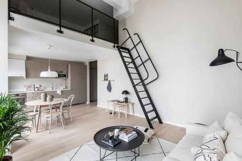 Маленькая_скандинавская_квартира с антресолью в светло-бежевых тонах. 02