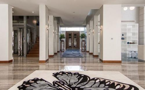 Удивительную виллу построили специалисты компании Nikki B Signature Interiors.