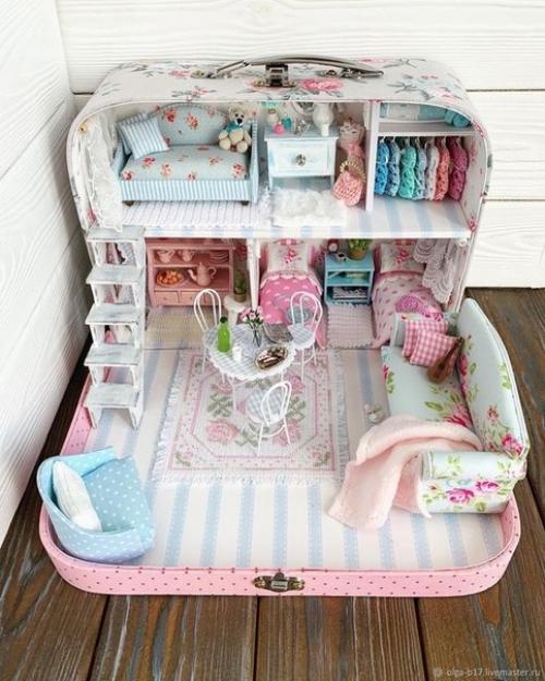 Я просто влюбилась в эти кукольные чемоданчики. 01