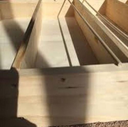 Такую полку можно не только в кухню, но и в ванную комнату смастерить. 02