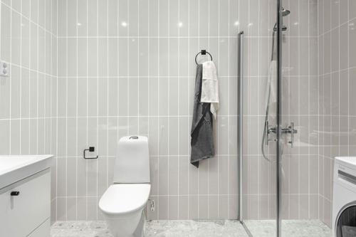 Маленькая_скандинавская_квартира с антресолью в светло-бежевых тонах. 06