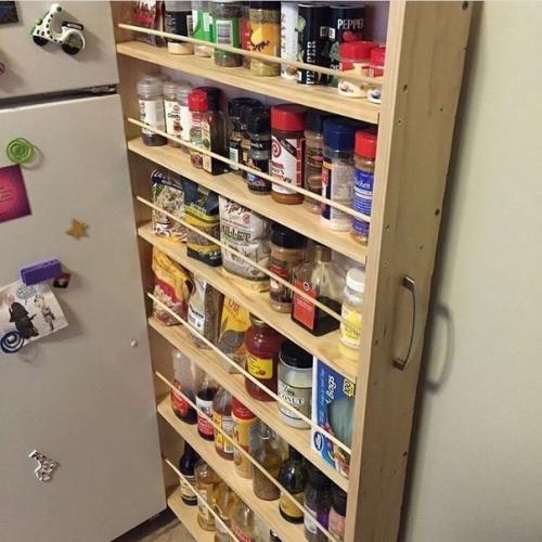 Такую полку можно не только в кухню, но и в ванную комнату смастерить. 05