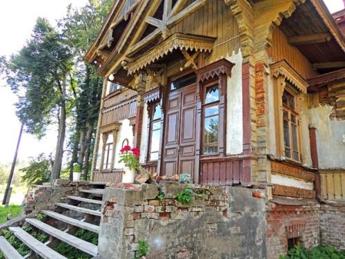 В вышнем Волочке есть единственный в городе дом в стиле модерн - дача купцов рябушинских, который к февралю 2018-го хотели снести. 01