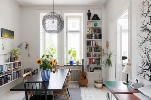 Море принтов и постеров в интерьере белой скандинавской квартиры. 04