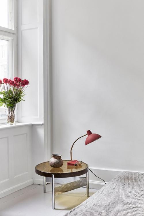 В этой квартире с красными акцентами, расположившейся в центре Копенгагена, царит очаровательная жизнь парижского кафе. 05