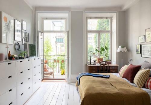 Море принтов и постеров в интерьере белой скандинавской квартиры. 06