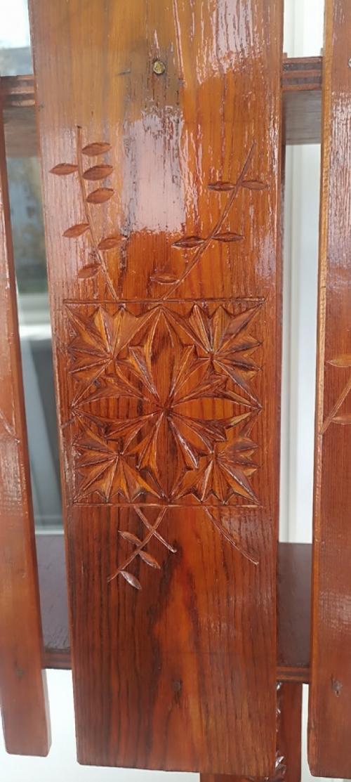 Покрываю на балконе лаком полочку и вспоминаю как ещё год назад я безуспешно пыталась найти подходящую полку в кабинет. 01