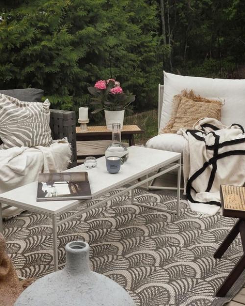 Этот уютный дом представляет собой компромисс из тёплых бежевых оттенков и стильного фирменного скандинавского декора. 06