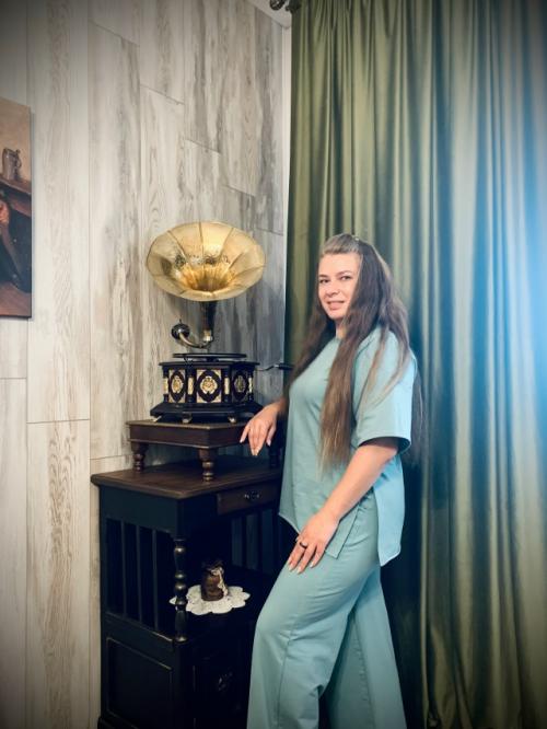 Красивая гостиная получилась у моих друзей из старинных отреставрированных предметов интерьера. 04