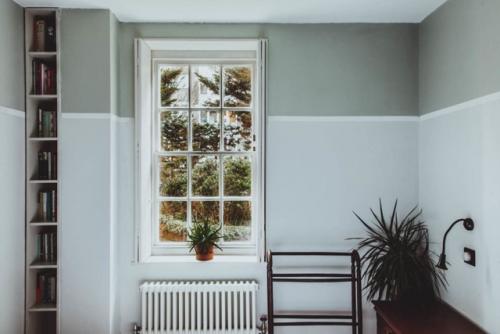 Лондонская квартира в светлых тонах стала отражением путешествий и воспоминаний хозяев. 03