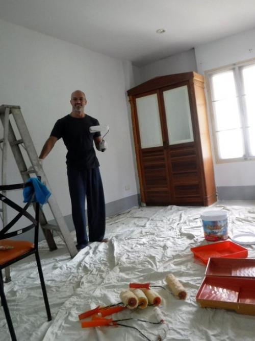 Примерно год тому назад ( \- три месяца) мы с Димой затеяли историю с покраской дома. 01 Примерно год тому назад ( \- три месяца) мы с Димой затеяли историю с покраской дома. 01