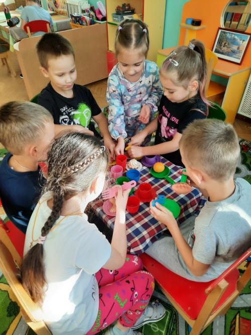 В рамках реализации программы Семья - это Мы дошкольники продолжают играть в сюжетно - ролевую игру новоселье. 02