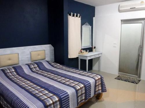 Примерно год тому назад ( \- три месяца) мы с Димой затеяли историю с покраской дома. 09 Примерно год тому назад ( \- три месяца) мы с Димой затеяли историю с покраской дома. 09