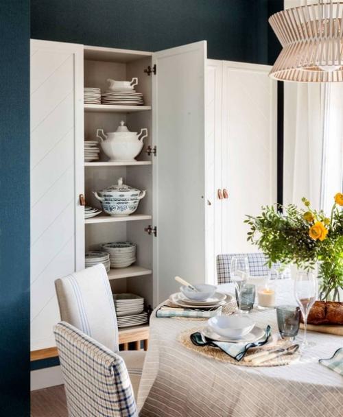 Синий цвет и его оттенки стали ключевыми в ремонте этой квартиры. 03