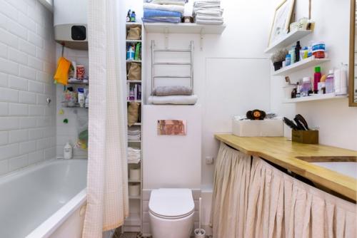 Уютная двухкомнатная квартира Хрущевской планировки, где живет молодая пара с ребенком и собакой. 08