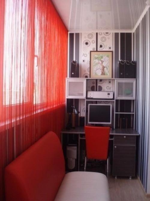 Хорошо, когда лоджия или балкон выходят в зеленый, полный шелестящей листвы двор, напоминающий о лесе. 06