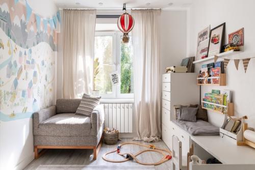 Уютная двухкомнатная квартира Хрущевской планировки, где живет молодая пара с ребенком и собакой. 07