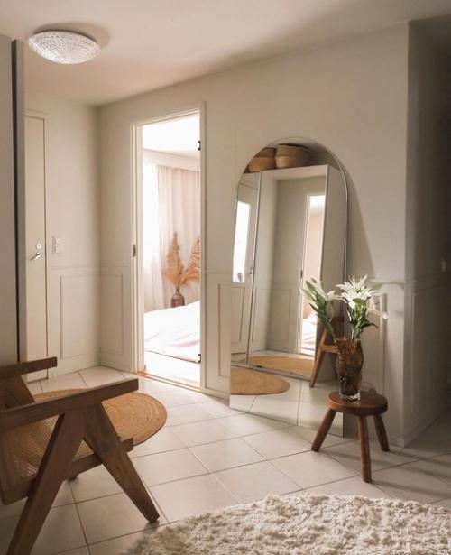 Этот уютный дом представляет собой компромисс из тёплых бежевых оттенков и стильного фирменного скандинавского декора. 08