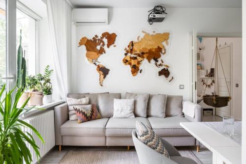 Уютная двухкомнатная квартира Хрущевской планировки, где живет молодая пара с ребенком и собакой. 01