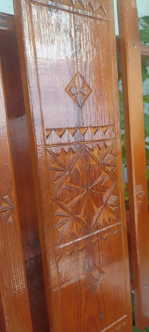 Покрываю на балконе лаком полочку и вспоминаю как ещё год назад я безуспешно пыталась найти подходящую полку в кабинет. 02