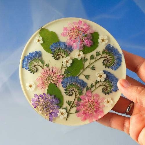 Маленькие цветочные панно симпатично смотрятся в интерьере кухни. 02