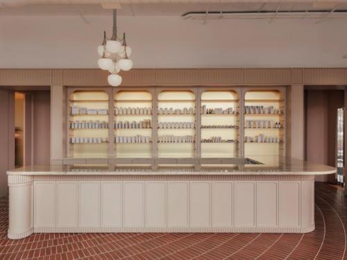 Магазин косметики в Торонто оформлен в духе старинных аптек, где когда-то продавали эликсиры красоты. 01