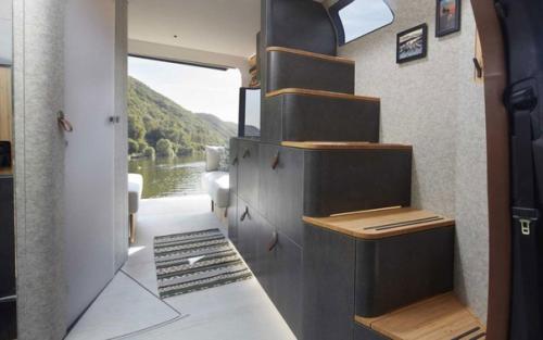 Кровать под крышей и панорамные окна - вот автодом будущего. 03