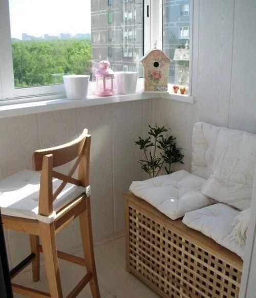 Хорошо, когда лоджия или балкон выходят в зеленый, полный шелестящей листвы двор, напоминающий о лесе. 01