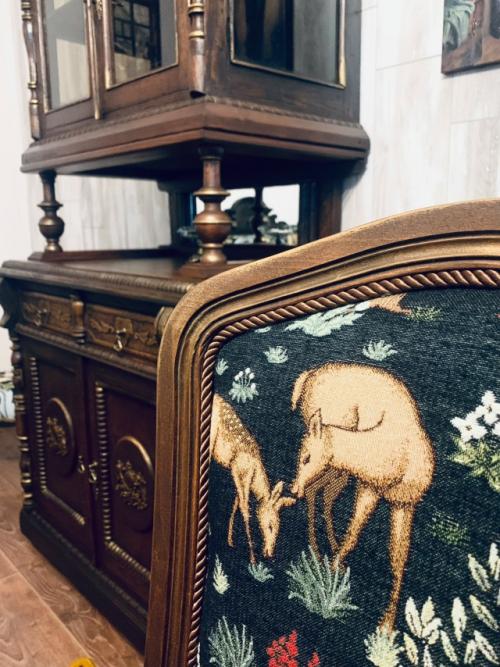 Красивая гостиная получилась у моих друзей из старинных отреставрированных предметов интерьера. 05