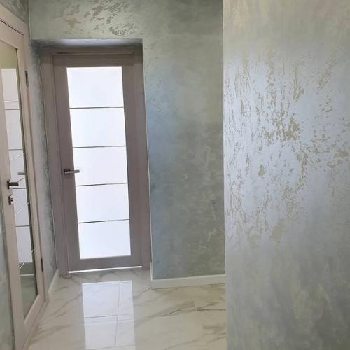 Отличный и практичный вариант отделки стен в прихожей. 02