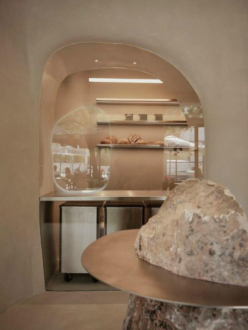 Небольшая пекарня в центре Мадрида удивляет интерьером, сочетающим природные мотивы и футуризм. 03