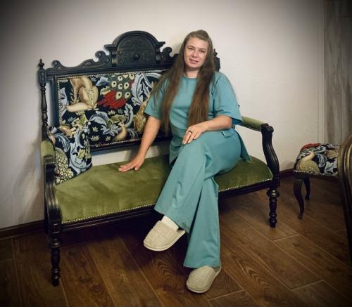 Красивая гостиная получилась у моих друзей из старинных отреставрированных предметов интерьера. 01