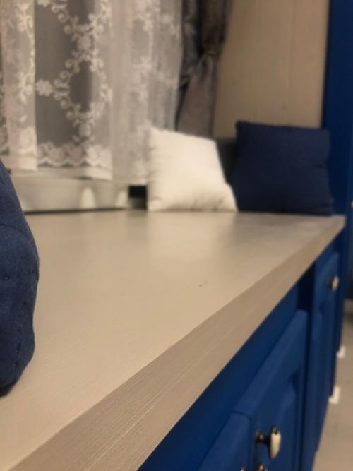 А вы знали, что обычный оконный проём можно превратить в любимый уголок спальни. 01