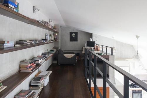 Двухуровневая квартира со светлым интерьером, скошенным потолком и деревянной мебелью. 04