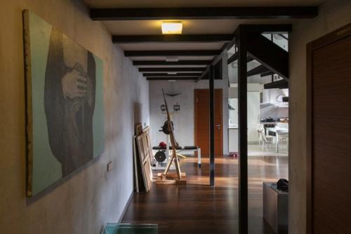 Двухуровневая квартира со светлым интерьером, скошенным потолком и деревянной мебелью. 01