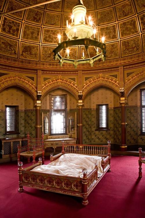 На юге уэлльса можно найти замок из рыцарских сказок - Castell Coch. 02