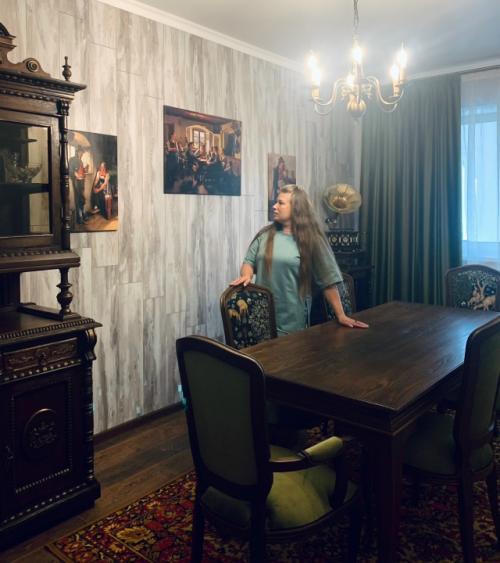 Красивая гостиная получилась у моих друзей из старинных отреставрированных предметов интерьера.