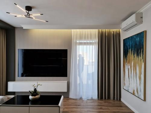 Крутой современный интерьер кухни - гостиной в квартире молодой и креативной семейной пары. 06