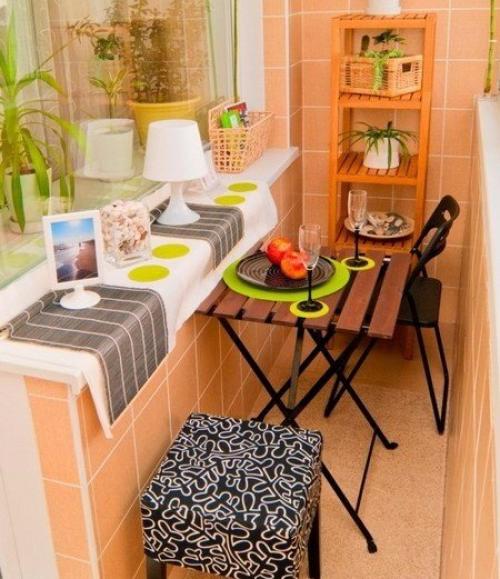 Хорошо, когда лоджия или балкон выходят в зеленый, полный шелестящей листвы двор, напоминающий о лесе. 05