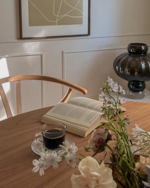 Этот уютный дом представляет собой компромисс из тёплых бежевых оттенков и стильного фирменного скандинавского декора. 04