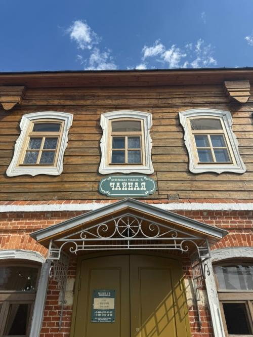 Купеческая Усадьба - Чайная в Задонске - это ресторан русской кухни, расположенный в историческом здании в центре города. 01