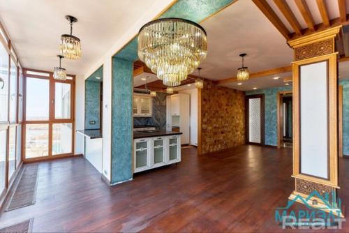 Бабочки на стенах, панорамный балкон и четыре спальни. 02