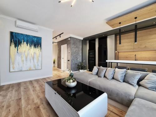 Крутой современный интерьер кухни - гостиной в квартире молодой и креативной семейной пары. 07