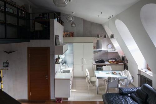 Двухуровневая квартира со светлым интерьером, скошенным потолком и деревянной мебелью. 02