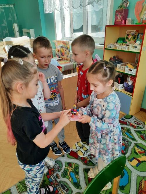 В рамках реализации программы Семья - это Мы дошкольники продолжают играть в сюжетно - ролевую игру новоселье.