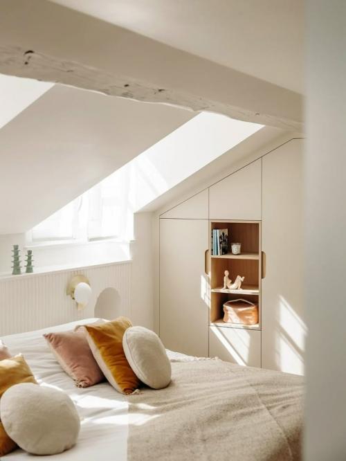 А как вам идея оформить изголовье кровати так, чтобы оно стало главным акцентом спальни? 01